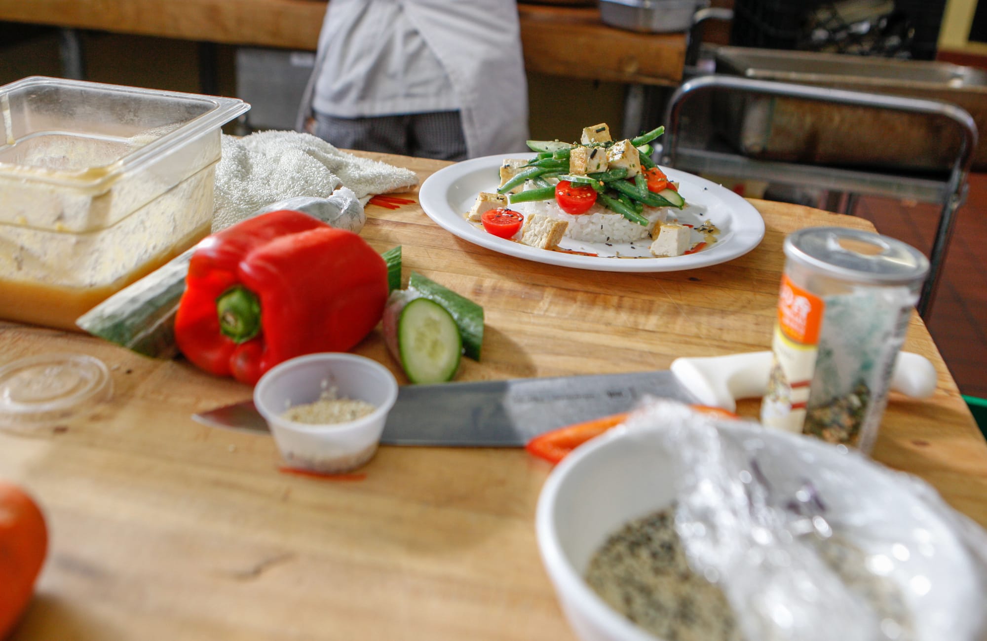 First semester culinary students prepared a dish of tofu, white rice, green beans, carrots and tomatoes, drizzled with sauce and sprinkled with sesame seeds at Ocean Campus on Wednesday, Oct. 14, 2015. (Photo by Franchon Smith/The Guardsman)