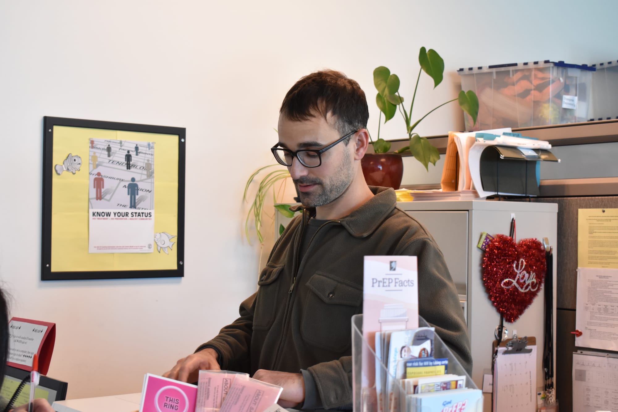  Health Education Program Manager, Andrew Ciscel, is helping students with printing at the Link Center located in MUB 301 on Feb. 15, 2017. Photo by Veronica Steiner/The Guardsman. 